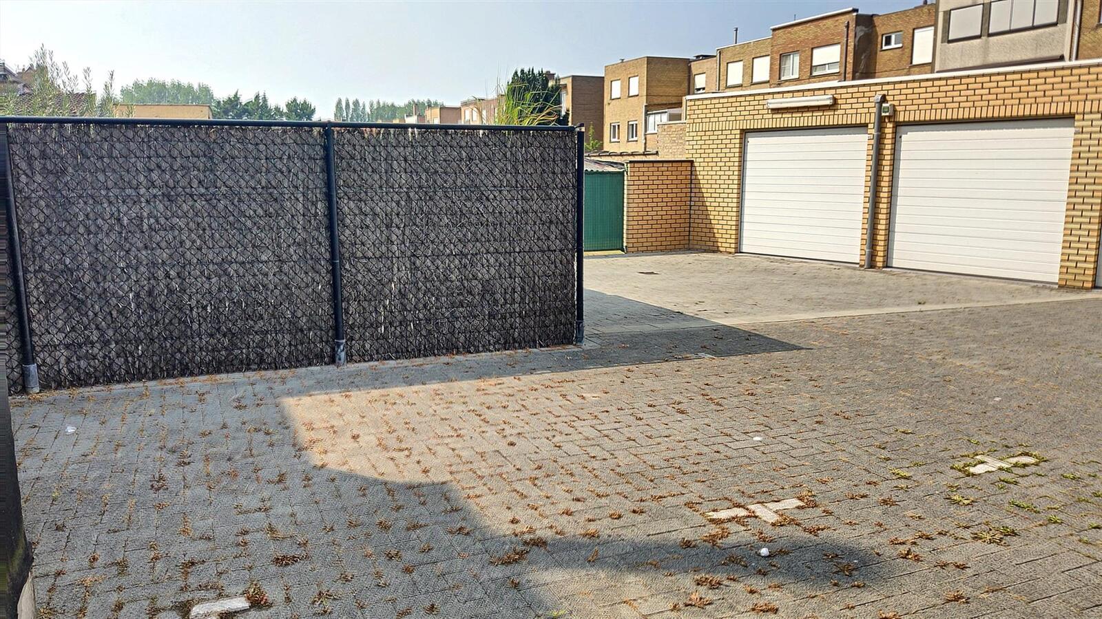 Ruime buitenstandplaats in afgesloten complex - Heist 