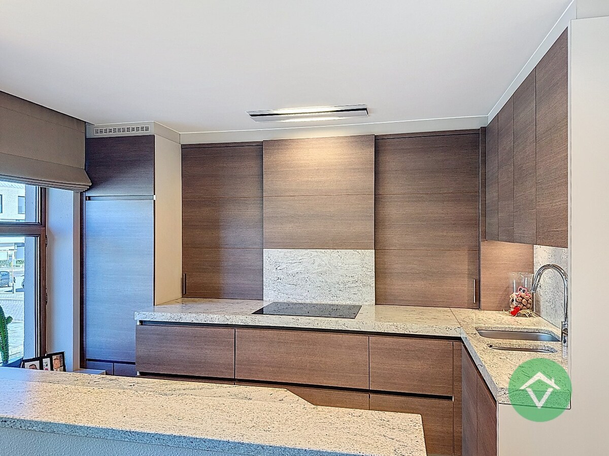 Deze instapklare handelswoning is gelegen in het centrum op een commerciële topligging op de markt van Koekelare 