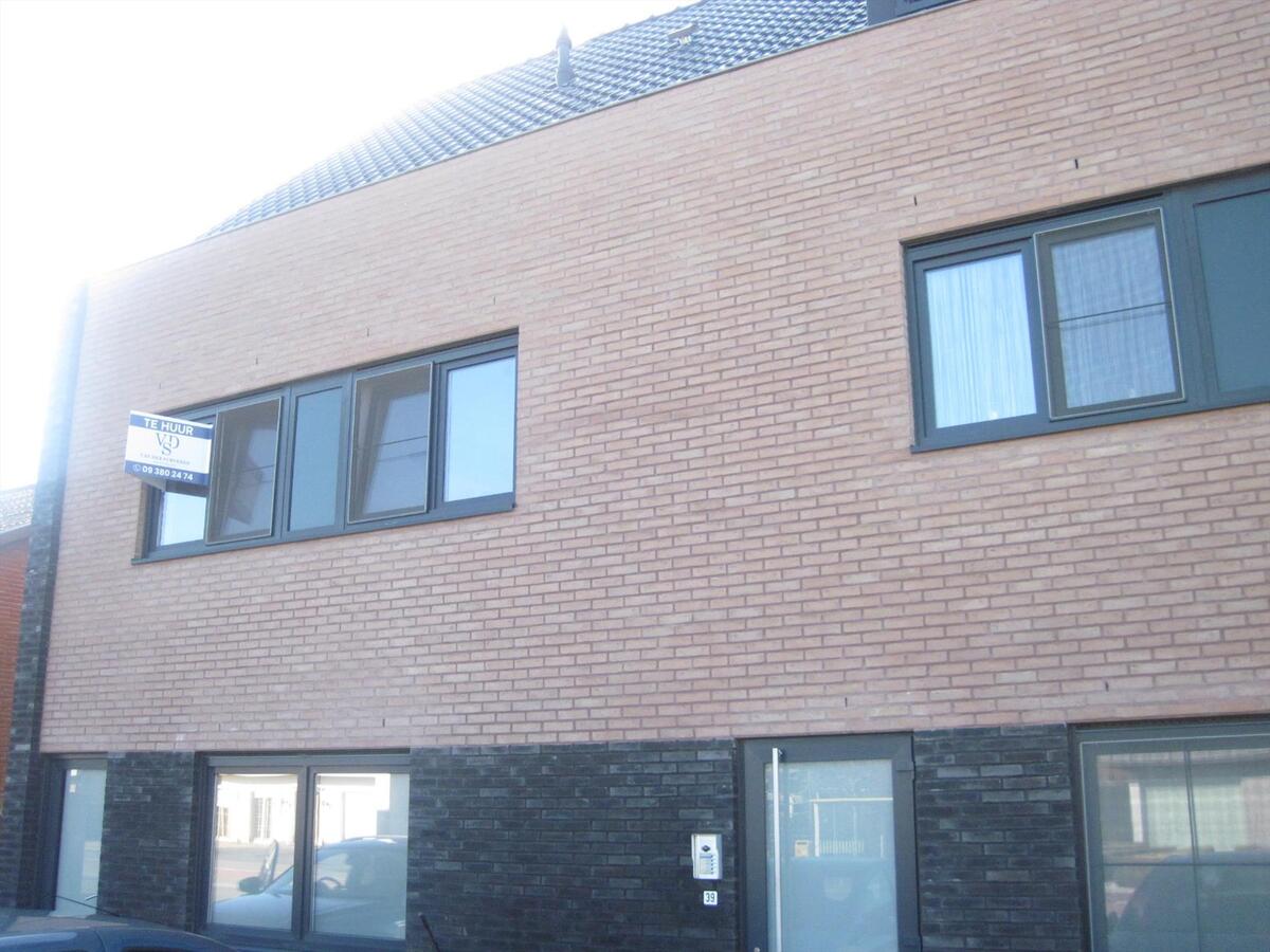 Ruim 2-slp-appartement met groot zonneterras én garage. Geen vaste kosten ! 