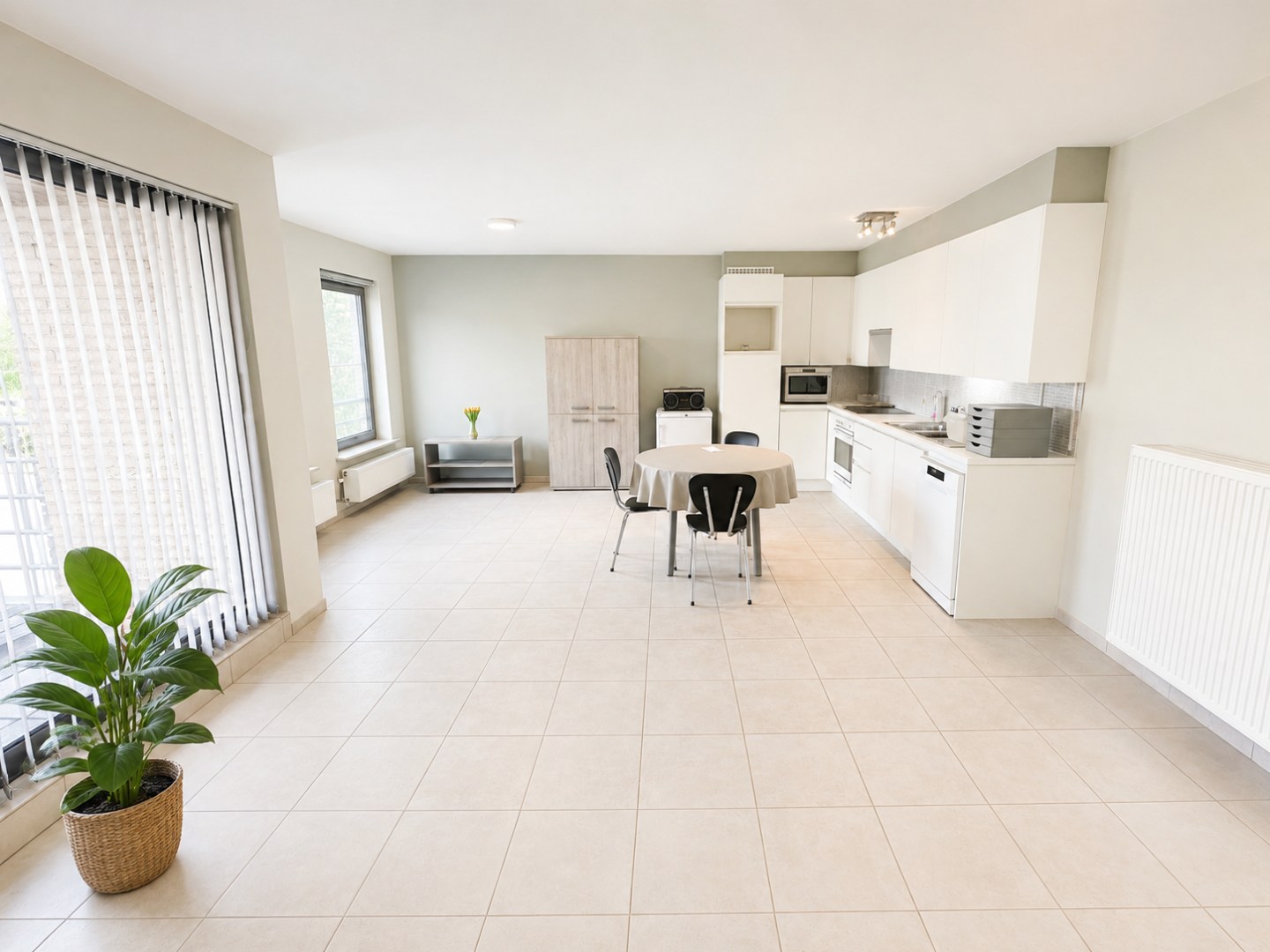 Lichtrijk en gunstig gelegen appartement met 2 slpk, terras en garage, Torhout 