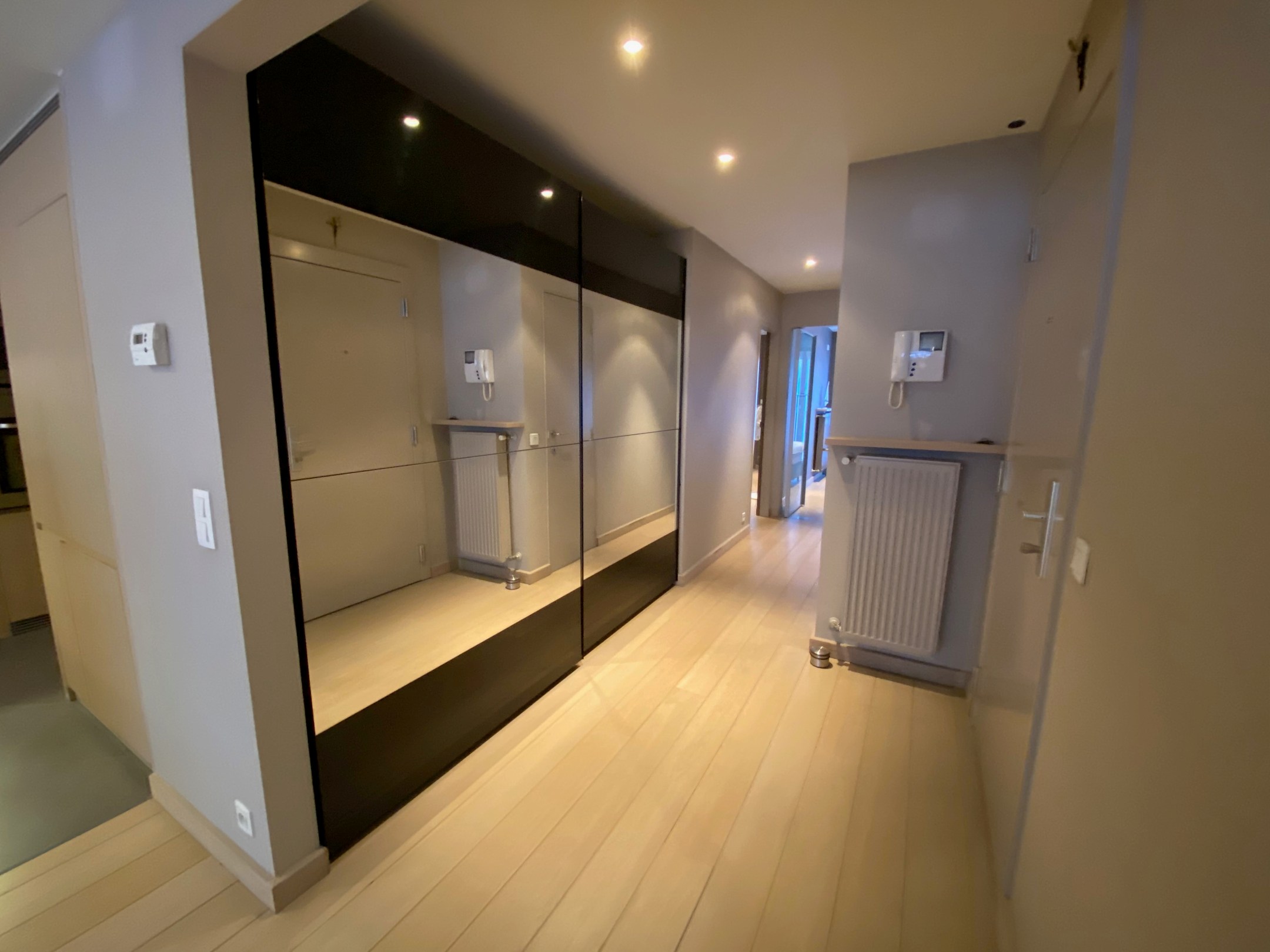 Non-meublé - Appartement spacieux et confortable avec 2 terrasses, idéalement situé sur la Lippenslaan. 