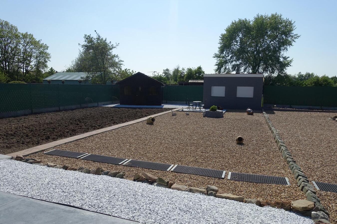 Volledig afgewerkte halfopen woning op zonnig perceel van 525 m² 