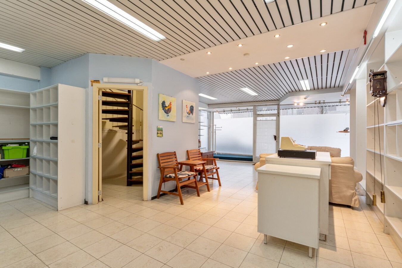 Centraal gelegen gebouw bestaande uit een handelspand op het gelijkvloers en een bovenliggend duplex-appartement! 