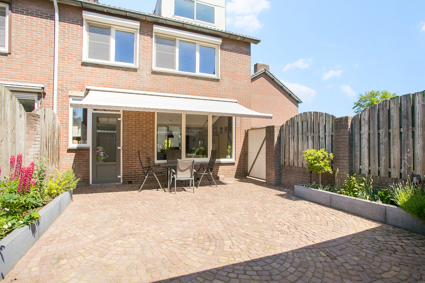 Instapklare eindwoning met 3 slaapkamers en grote zolderverdieping, berging en zonnige achtertuin. 