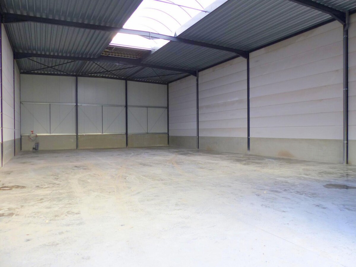 loods te huur op UITSTEKENDE ligging 