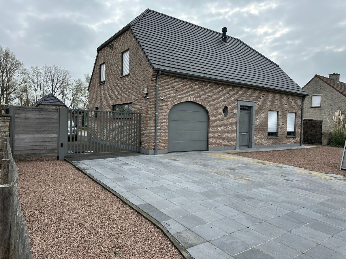 Alleenstaande woning met 3 slaapkamers, 3 garages en veel parkeermogelijkheid! 