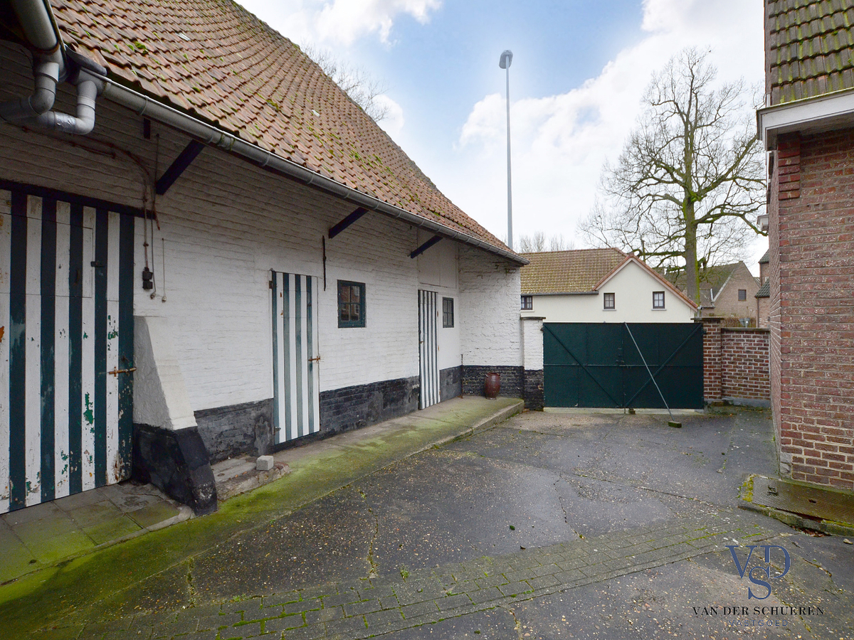 Stevige woning met karaktervolle stallingen in hartje Dikkelvenne. 