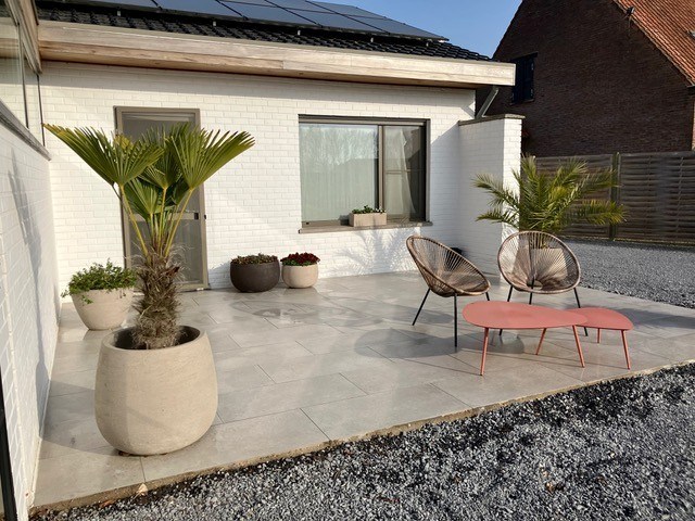 Volledig gerenoveerde woning met winkelruimte, garage en tuin op 1.280m² 