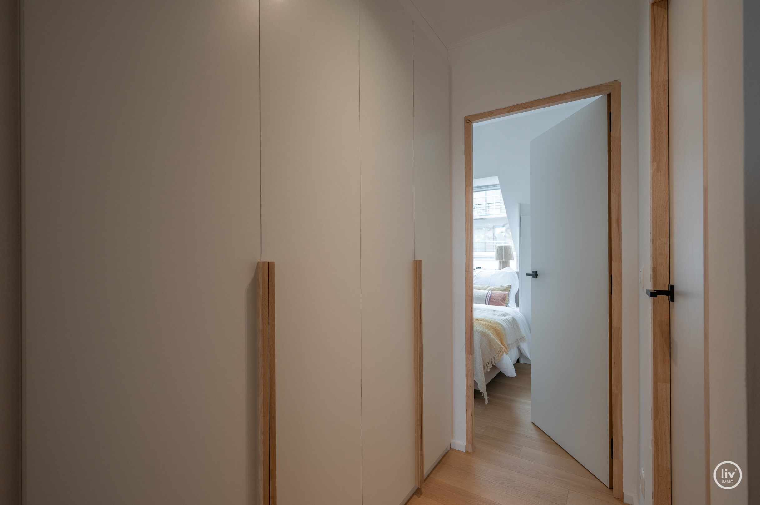 Magnifique appartement en duplex avec une largeur exceptionnelle de façade de 18 mètres et une terrasse généreuse orientée au sud offrant une vue dégagée sur l'arrière-pays de Knokke, à seulement 100 