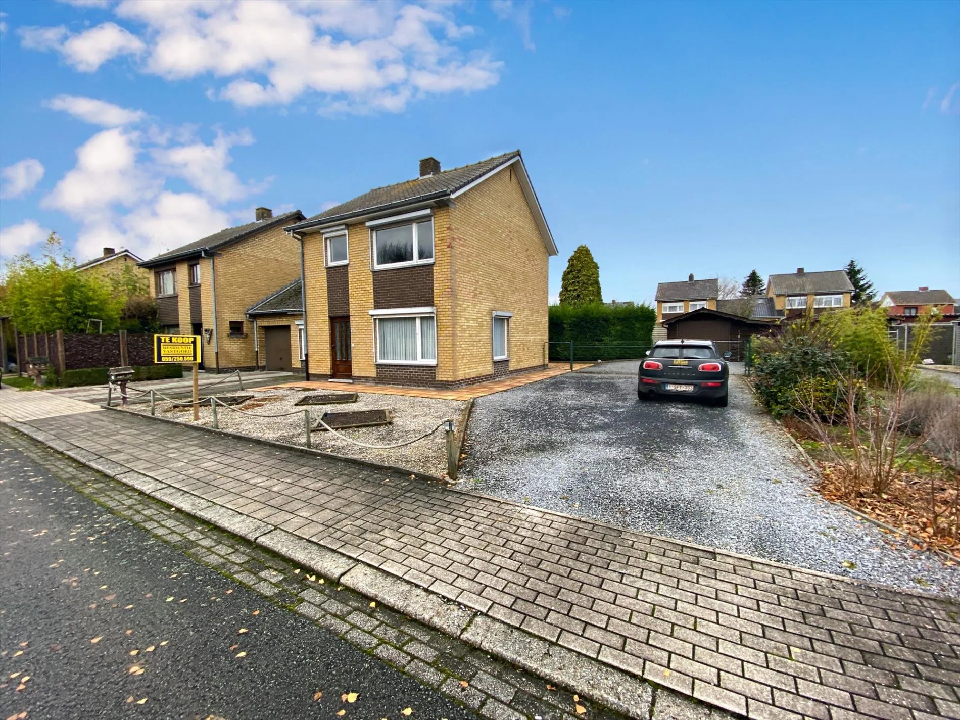 Halfopen gezinswoning met 4 slaapkamers, garage en tuin op 580 m2