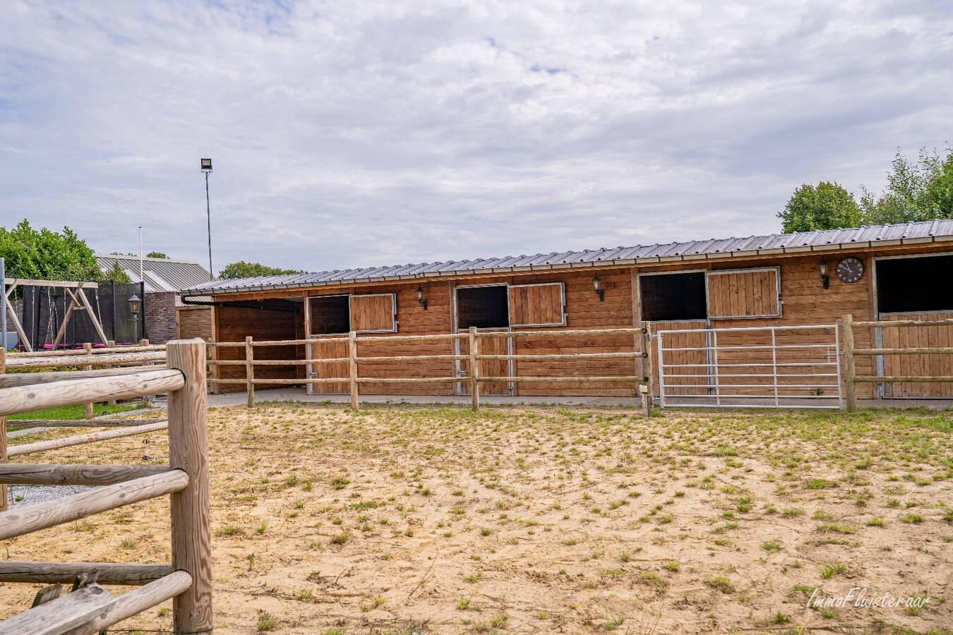 Woning met paardenstallen en loods op ca. 50 are te Rillaar 