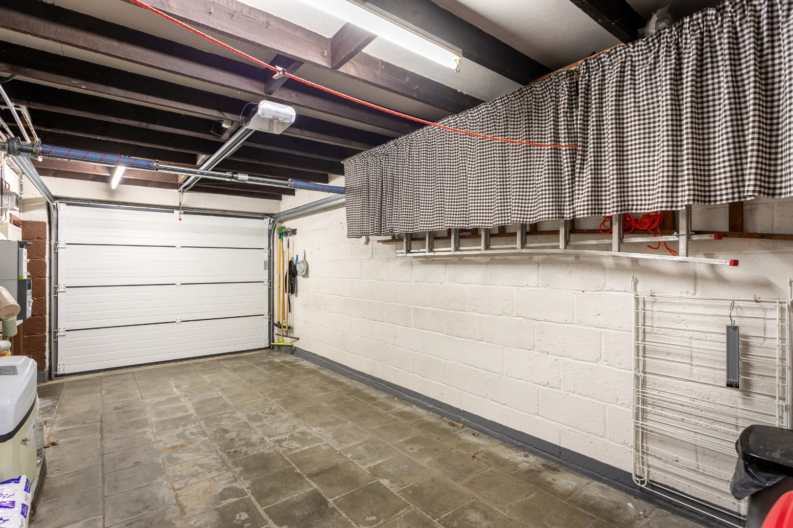 Solide 3-gevel woning met 3 slaapkamers, tuin en garage nabij centrum Halle 