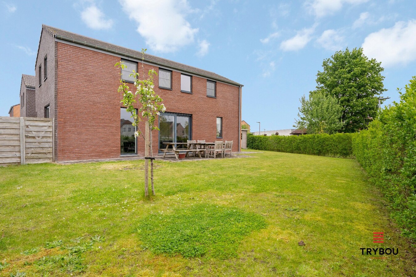 Uitstekend gelegen, halfopen bebouwing met 4 slaapkamers te Ruislede 