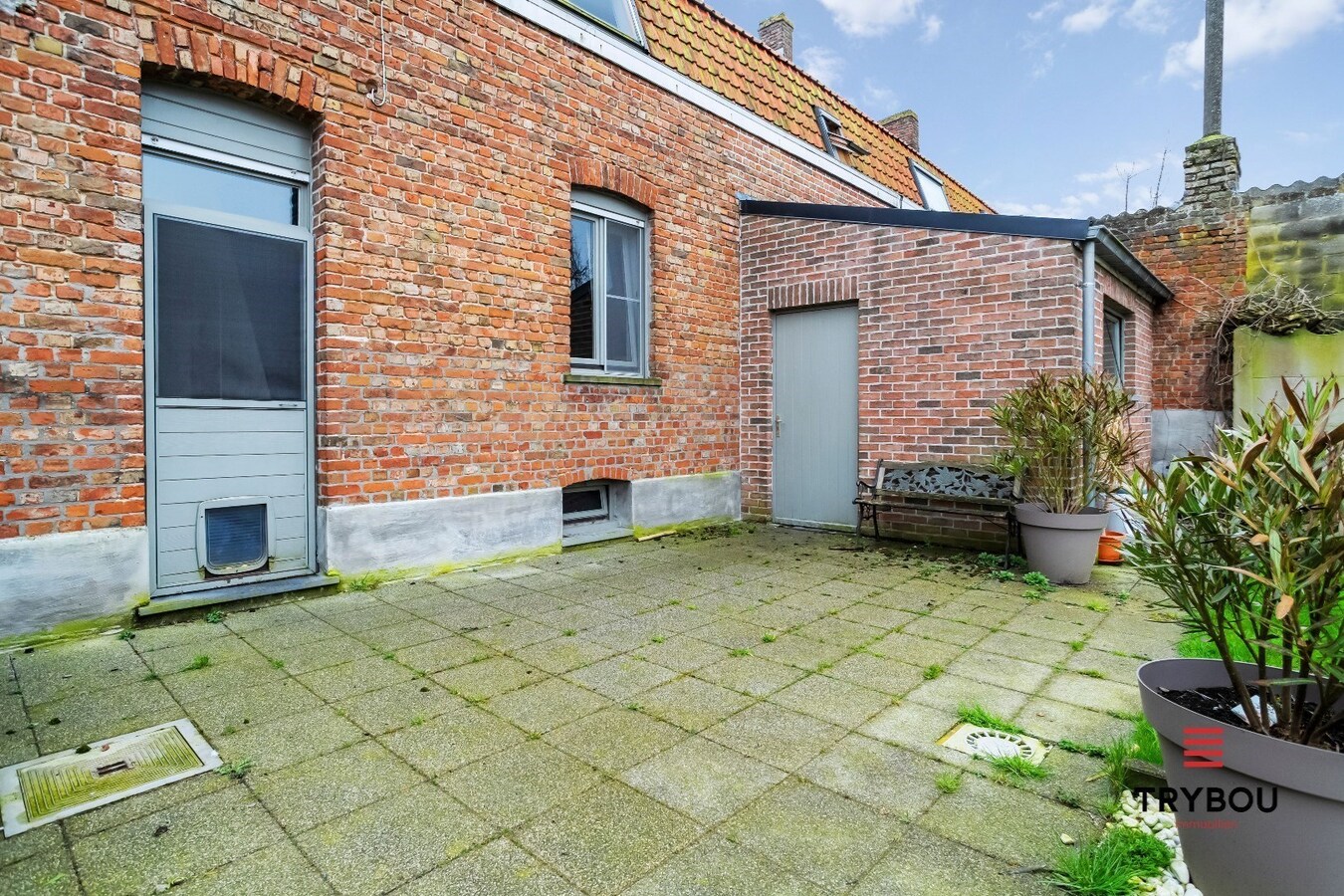 Uiterst ruime woning op het 'Stationsplein' in Merkem 