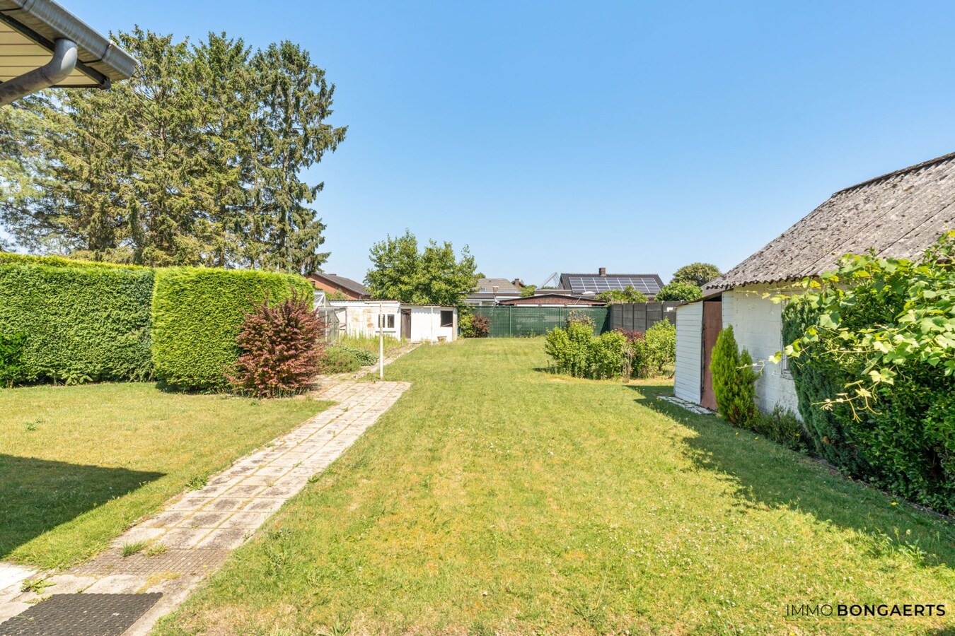 Rustig gelegen bungalow op een mooi perceel van 9 are 