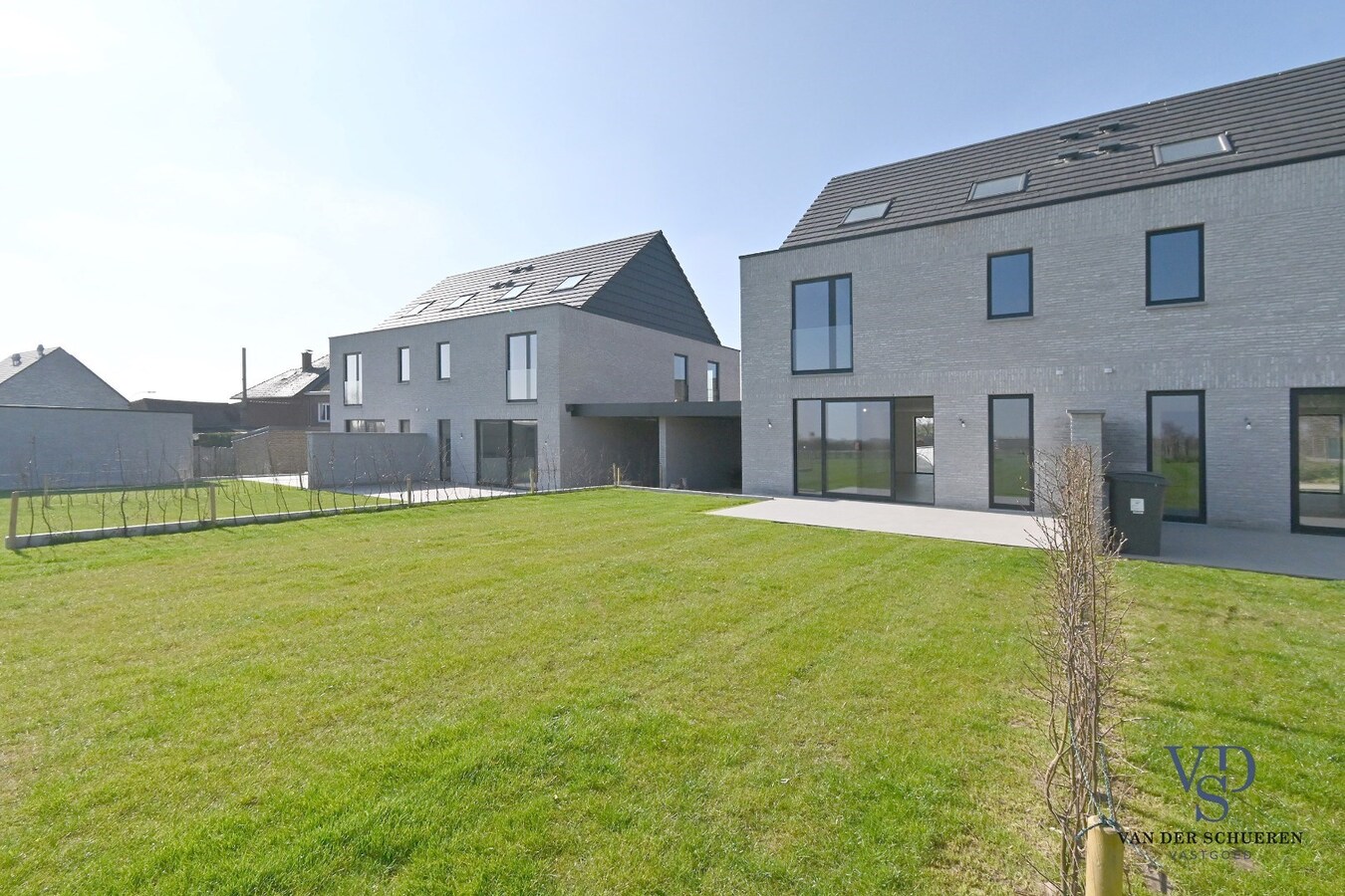 Half Open Bebouwing met buitenberging en carport 