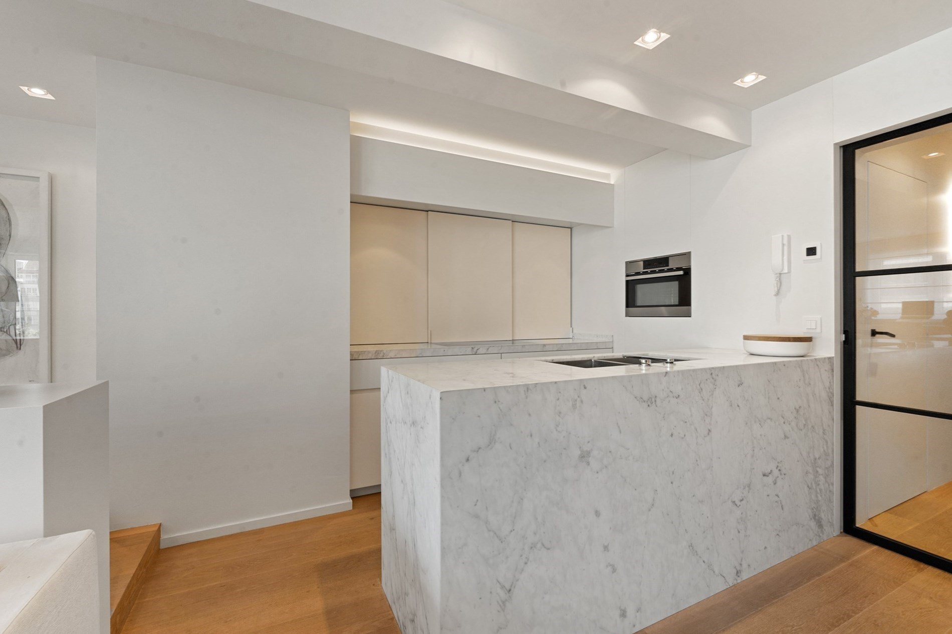 Bel appartement rénové, spacieux avec 2 chambres et une belle largeur de façade, situé au centre de l'avenue Lippens à Knokke. 