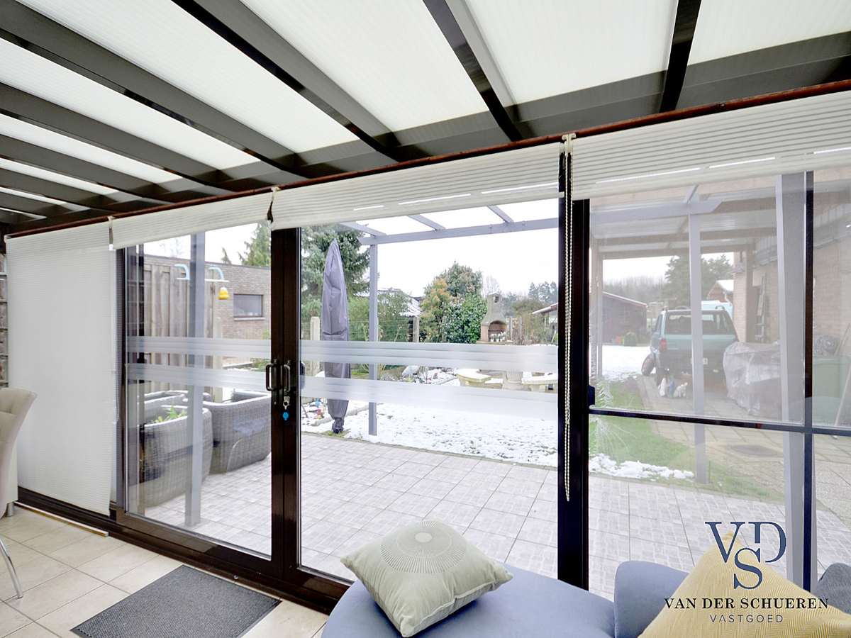 Praktische Half-Open Bungalow met afzonderlijke garage. 