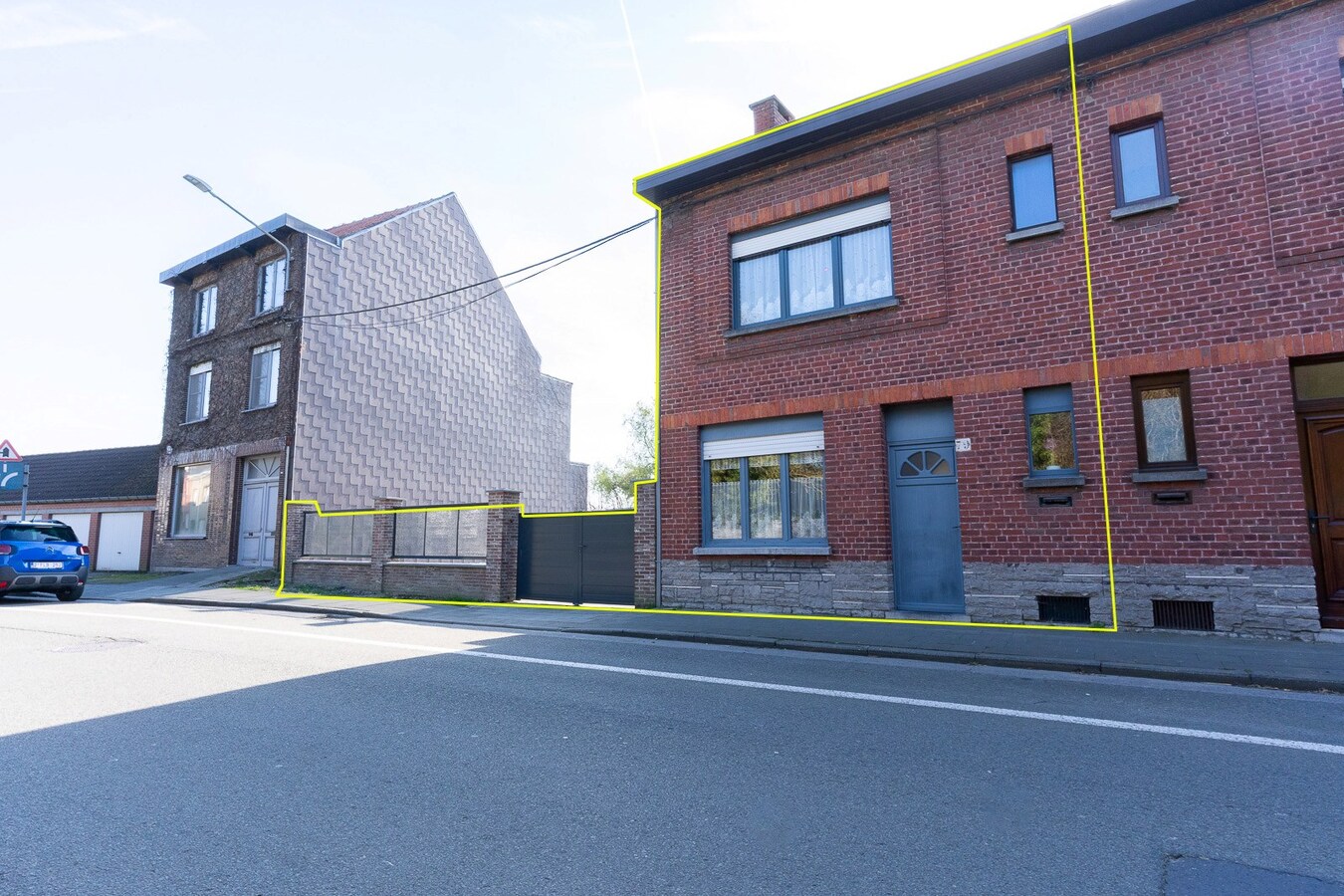 3 façades érigée sur 875m² avec terrain à bâtir, parking privé, double garage. 