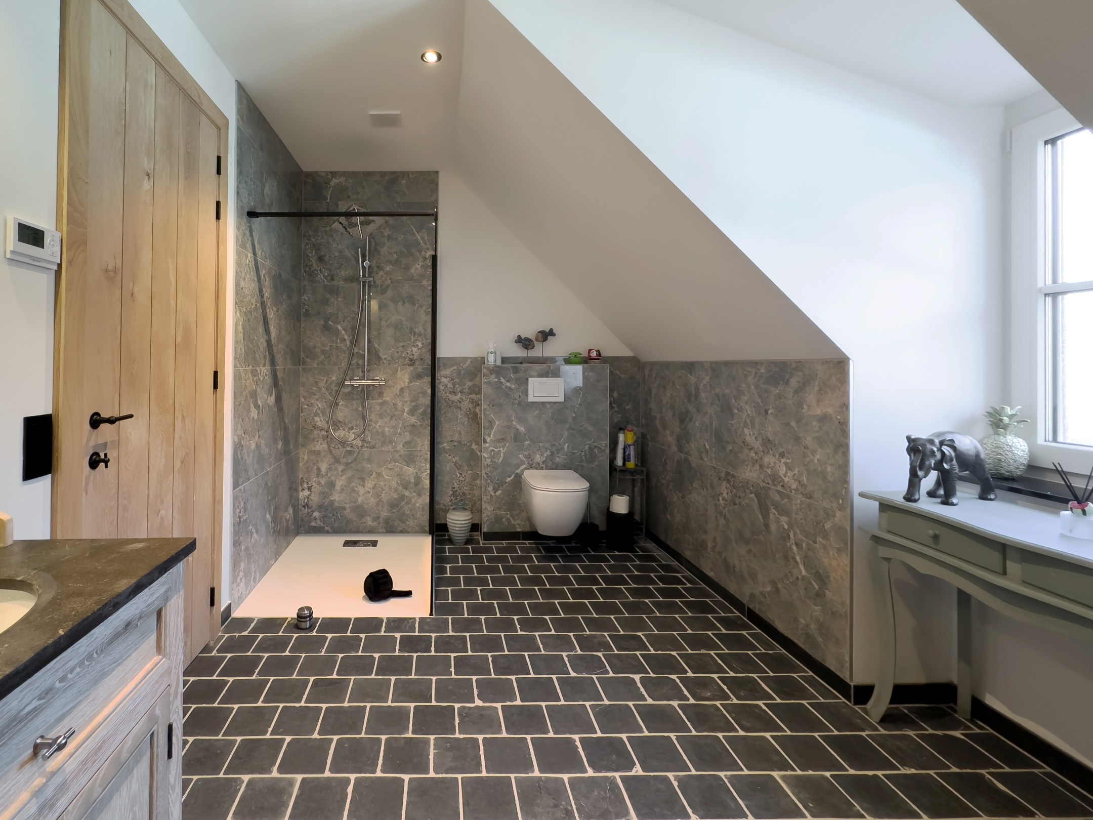 La villa récente de 2023 est située sur un terrain de 900 m², dans un havre de paix et de tranquillité. 