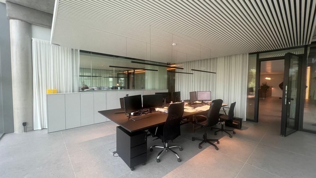 Recent bedrijfsgebouw te huur langs E40 in Erembodegem