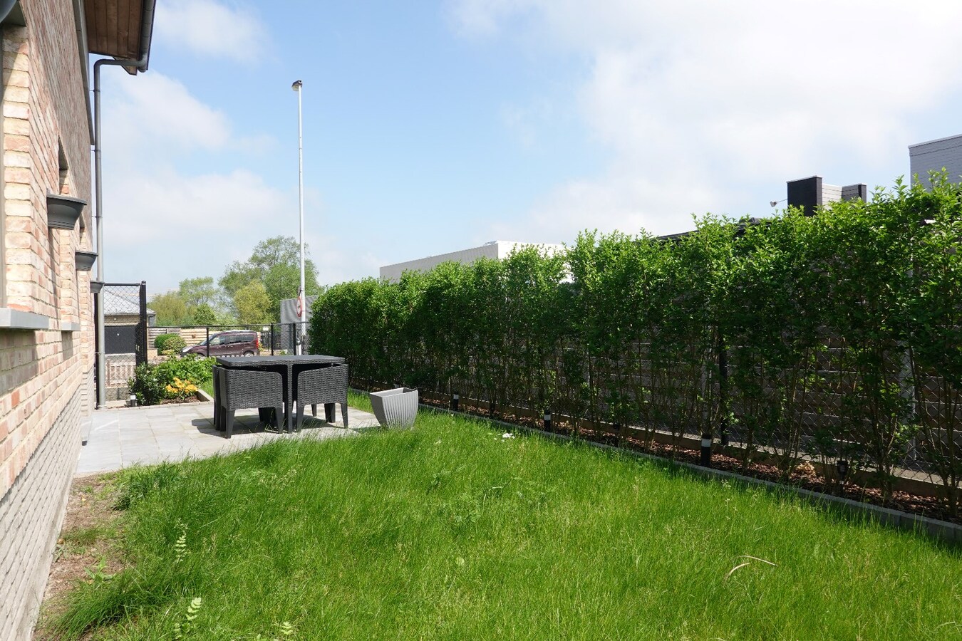 Gelijkvloers appartement (2016) met tuintje en parkeerplaats 