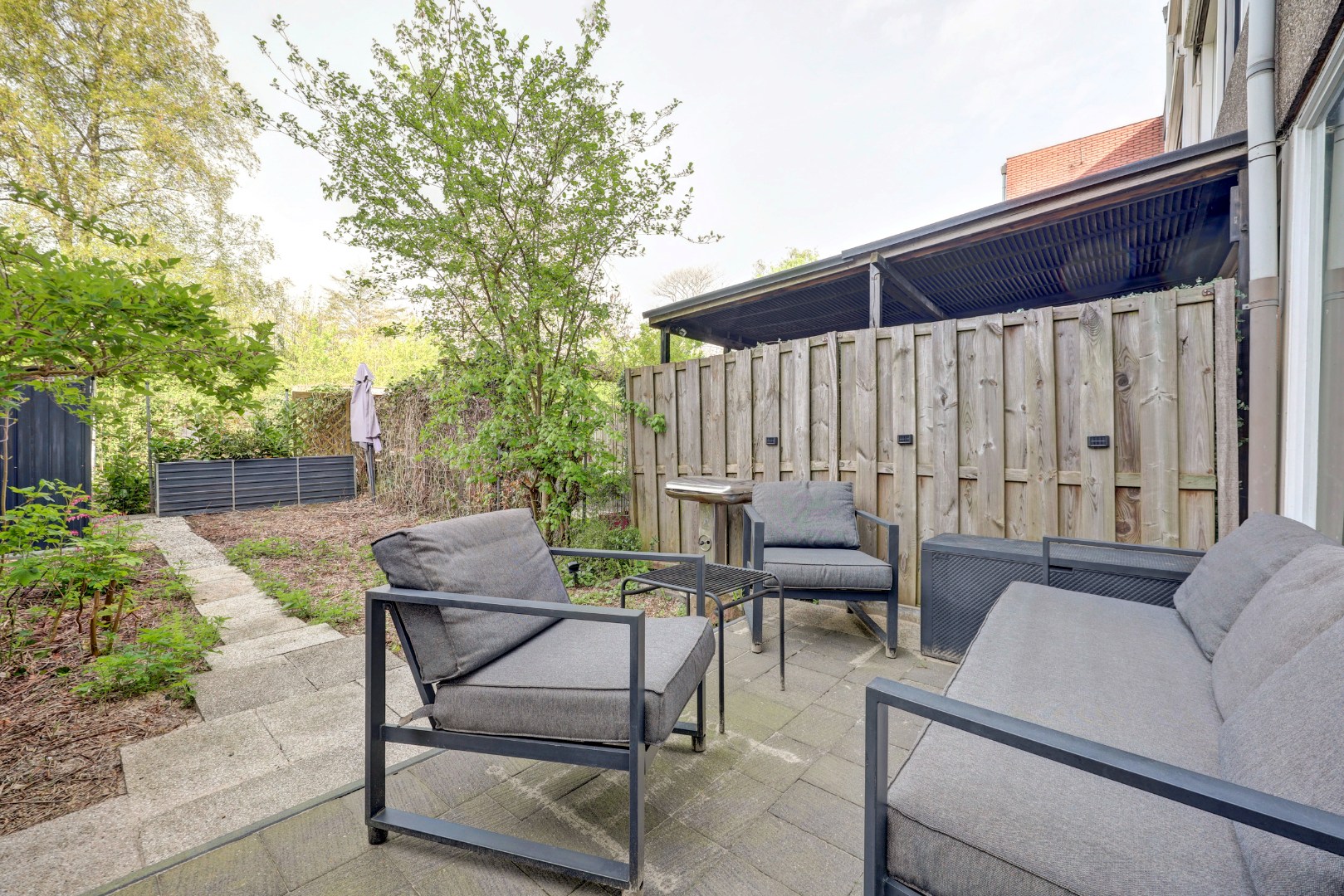 Woon-aanbieding 2 voor de prijs van één! Verrassend ruime 5-kamer woning, zonnige achtertuin, 2 keukens, 2 badkamers, parkeergelegenheid voor de deur.. 