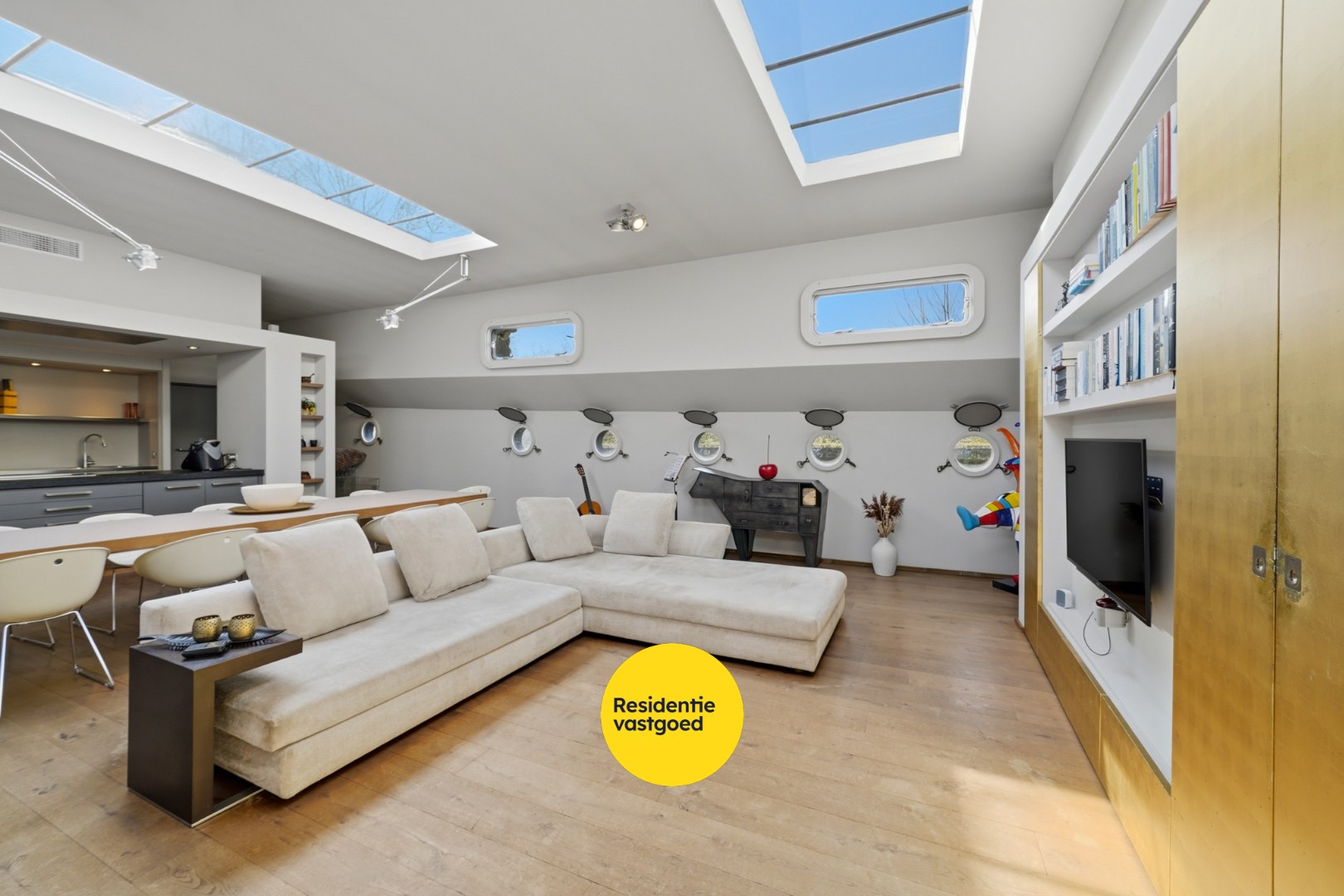 Unieke woonboot met B&amp;B en vergunde ligplaats in Plassendale 