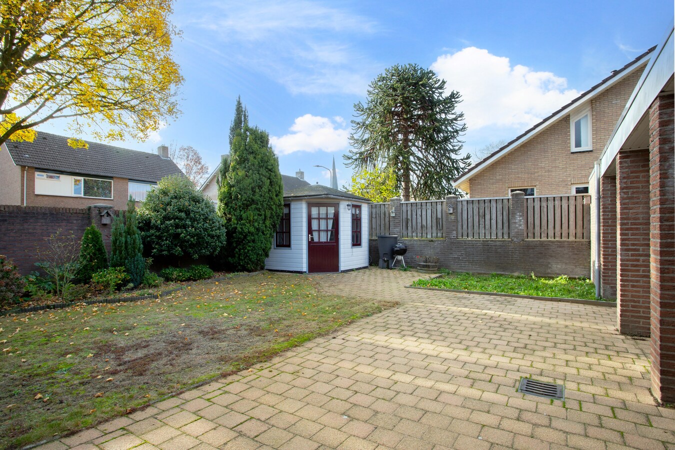 Degelijke vrijstaande woning met groot bijgebouw gelegen op een hoekperceel in Hooge Mierde. 