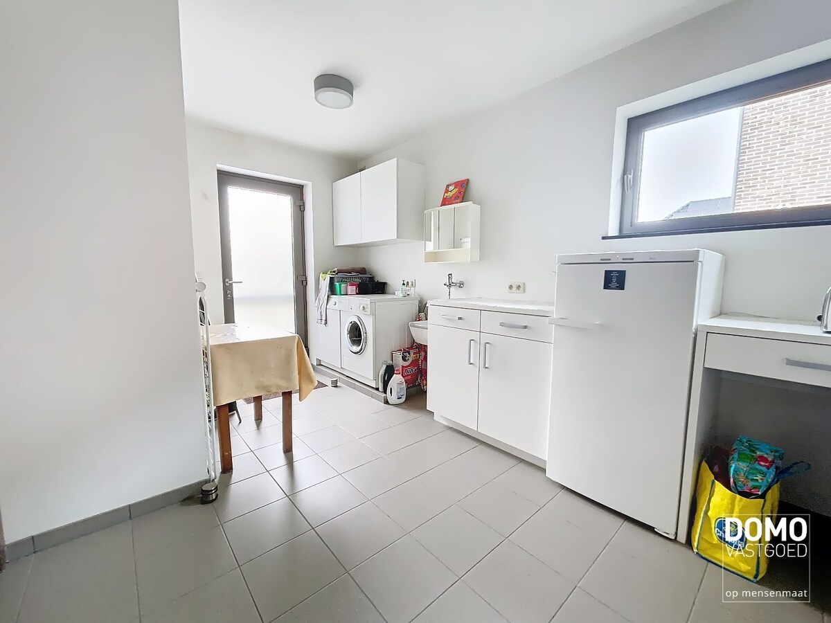 MODERNE OPEN BEBOUWING MET TUIN, INPANDIGE GARAGE EN 2 SLAAPKAMERS TE STOKROOIE 