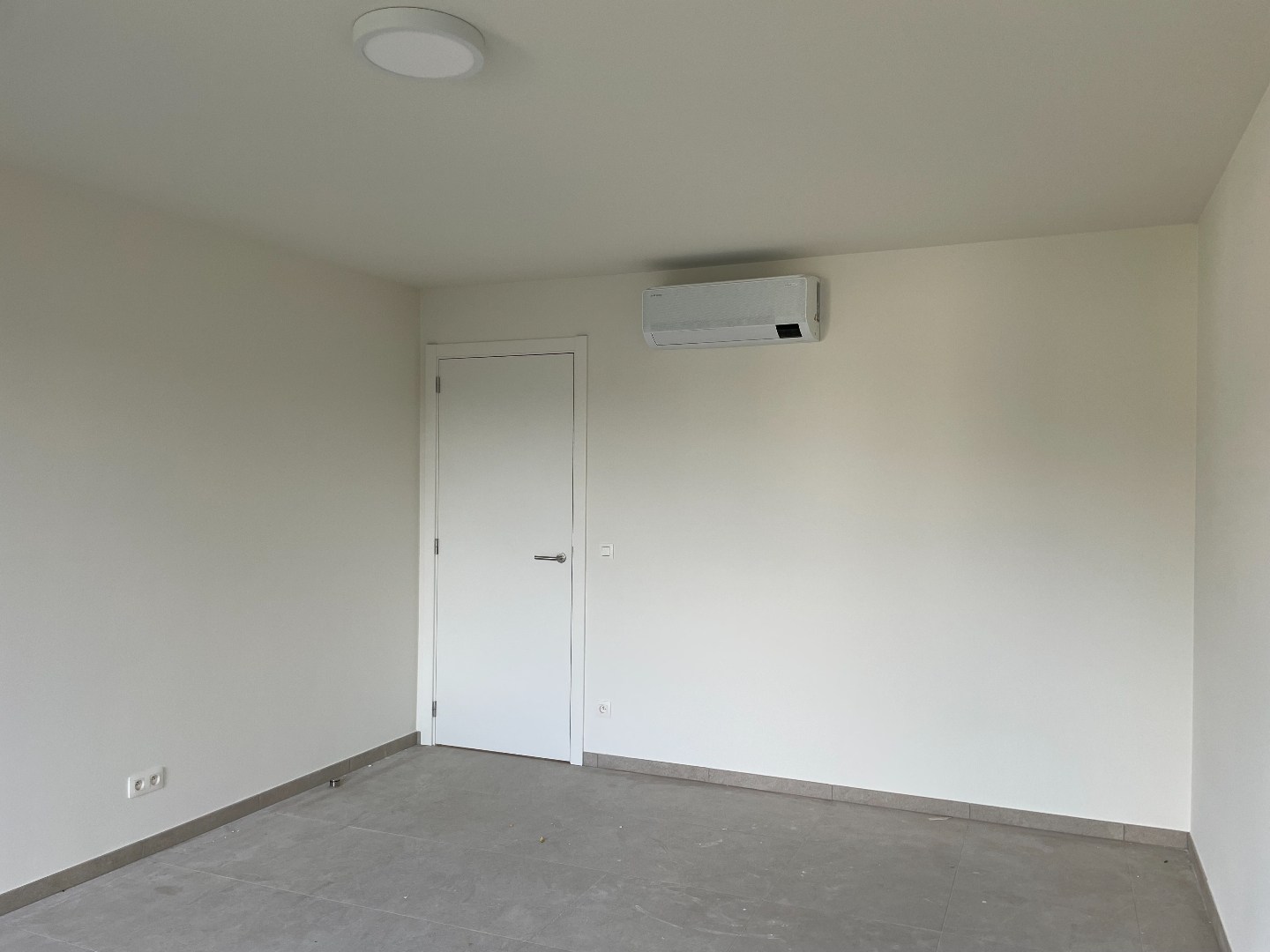 Zeer ruime moderne halfopen nieuwbouwwoning met tuin/terras en garage 
