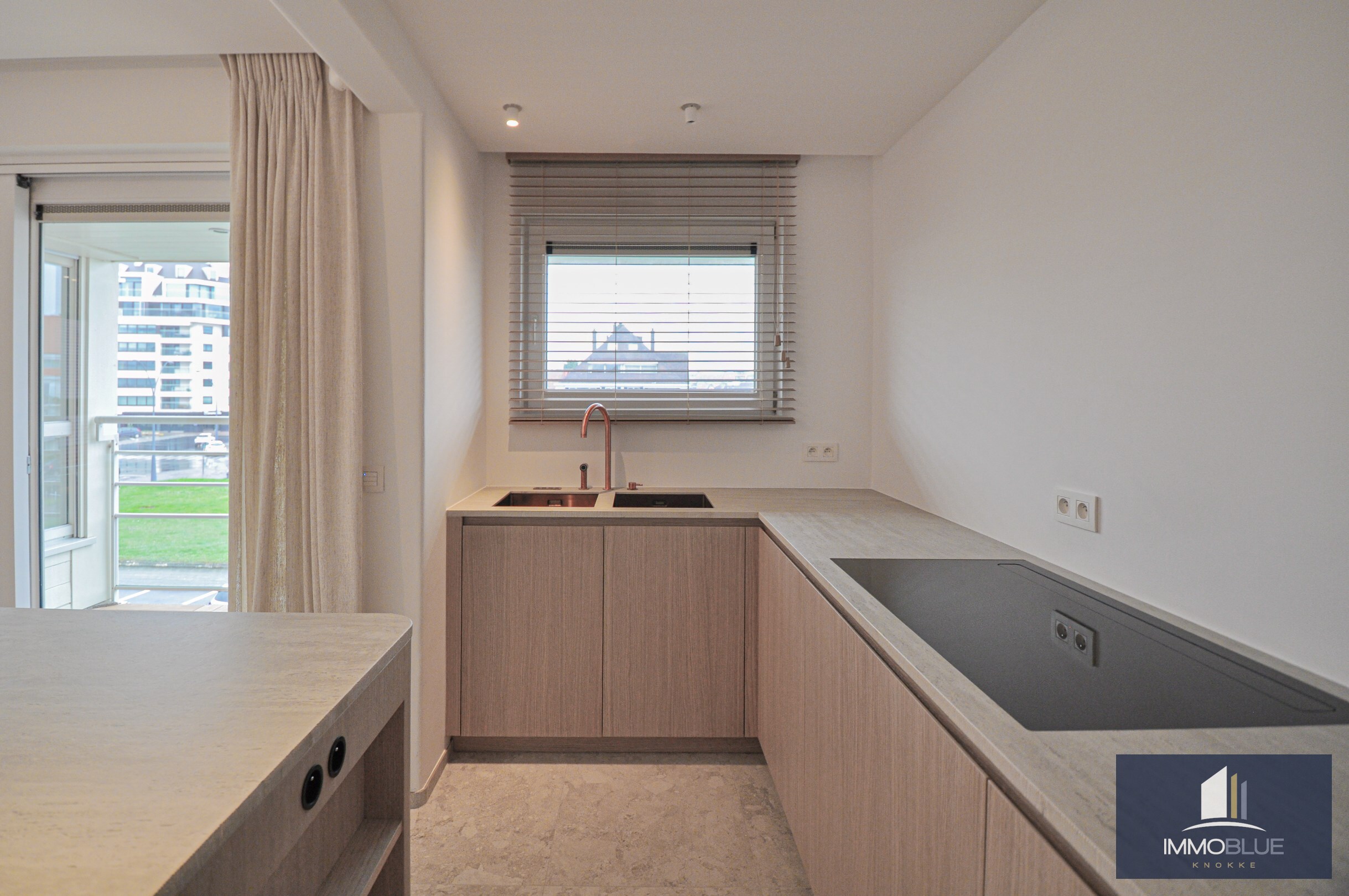 Appartement entièrement rénové et lumineux avec une vue dégagée magnifique, situé dans une résidence de standing. 