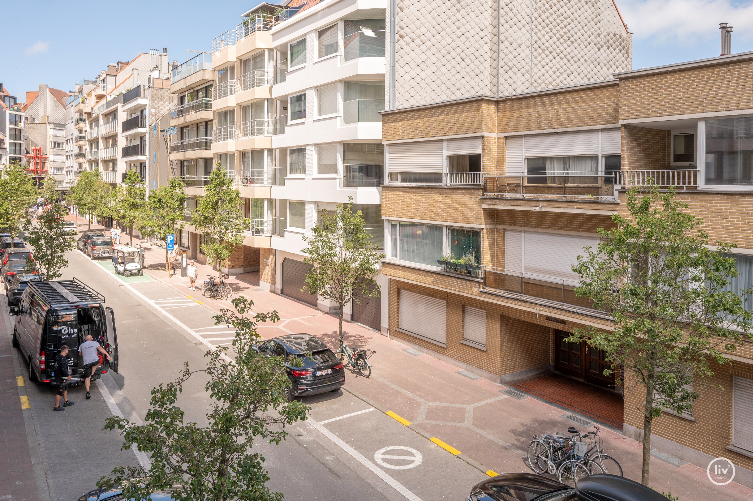 Ruim en récent (2011) appartement met 2 volwaardige slaapkamers op een topligging vlakbij de Dumortierlaan te Knokke. 