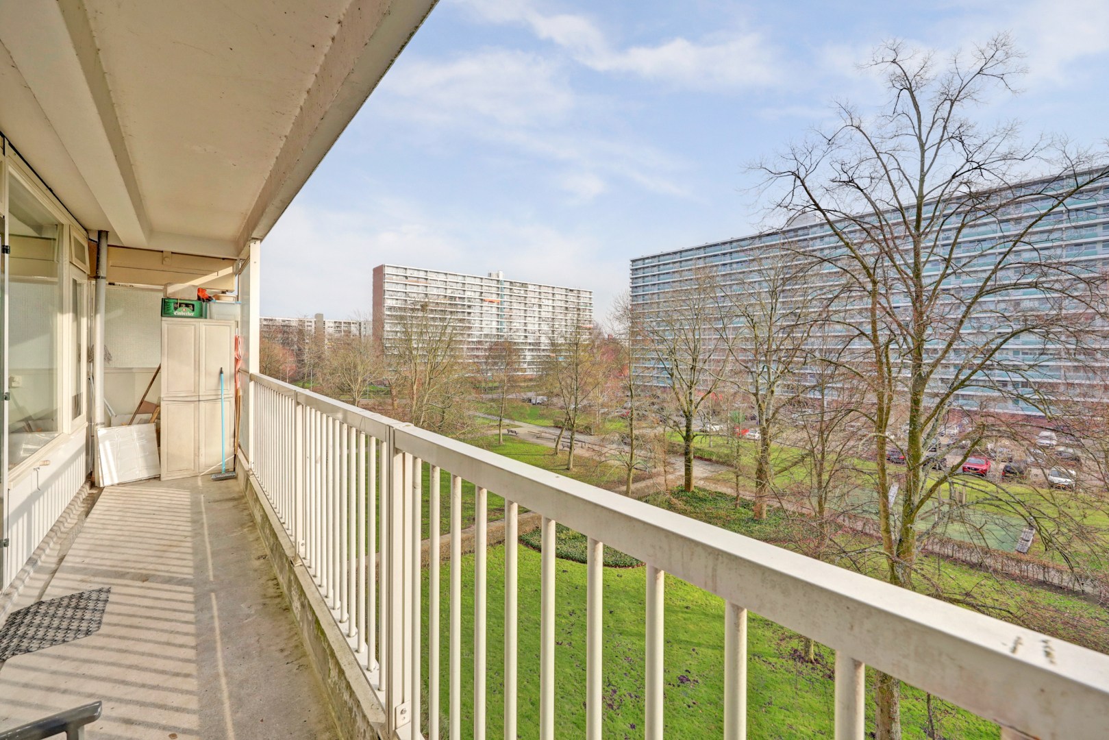 Dit lichte 4-kamer appartement op de 4e verdieping, met 3 slaapkamers, keurige keuken, balkon op het zuiden en berging in de onderbouw is gelegen in de populaire wijk "Ommoord". 