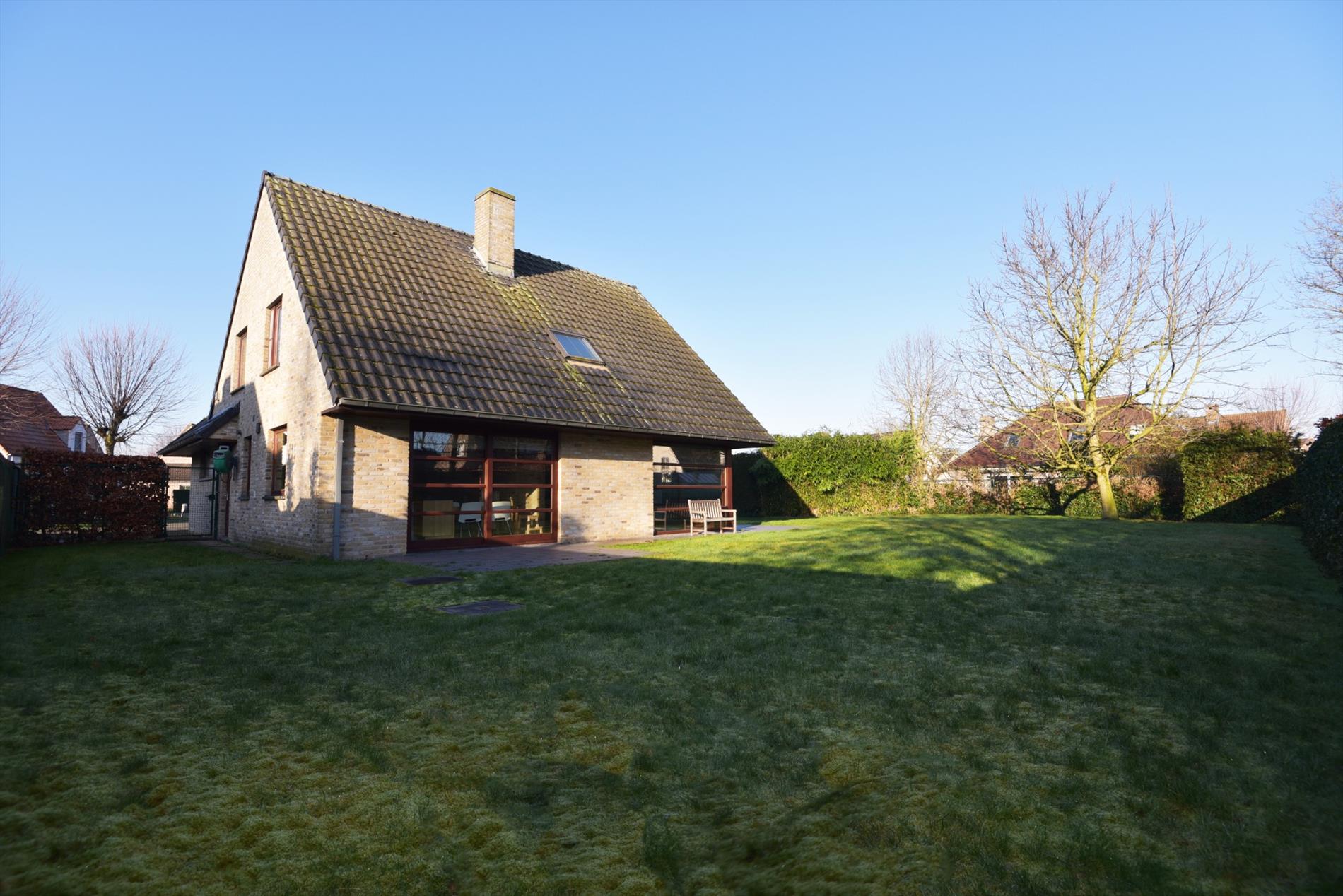 Villa met 4 slpks en garage op 787m² in residentiële wijk nabij centrum Maldegem 