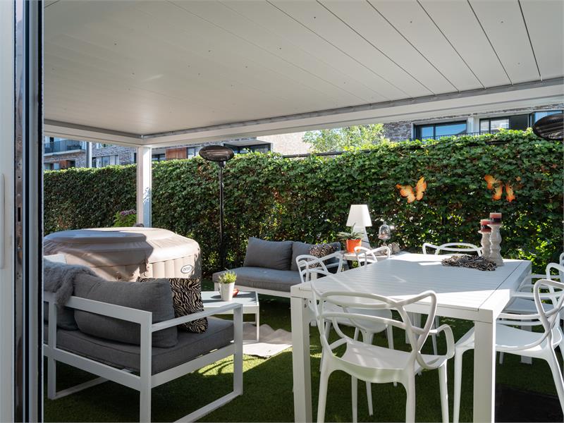 Parel van een appartement met unieke buitenruimtes in Sint-Amandsberg 