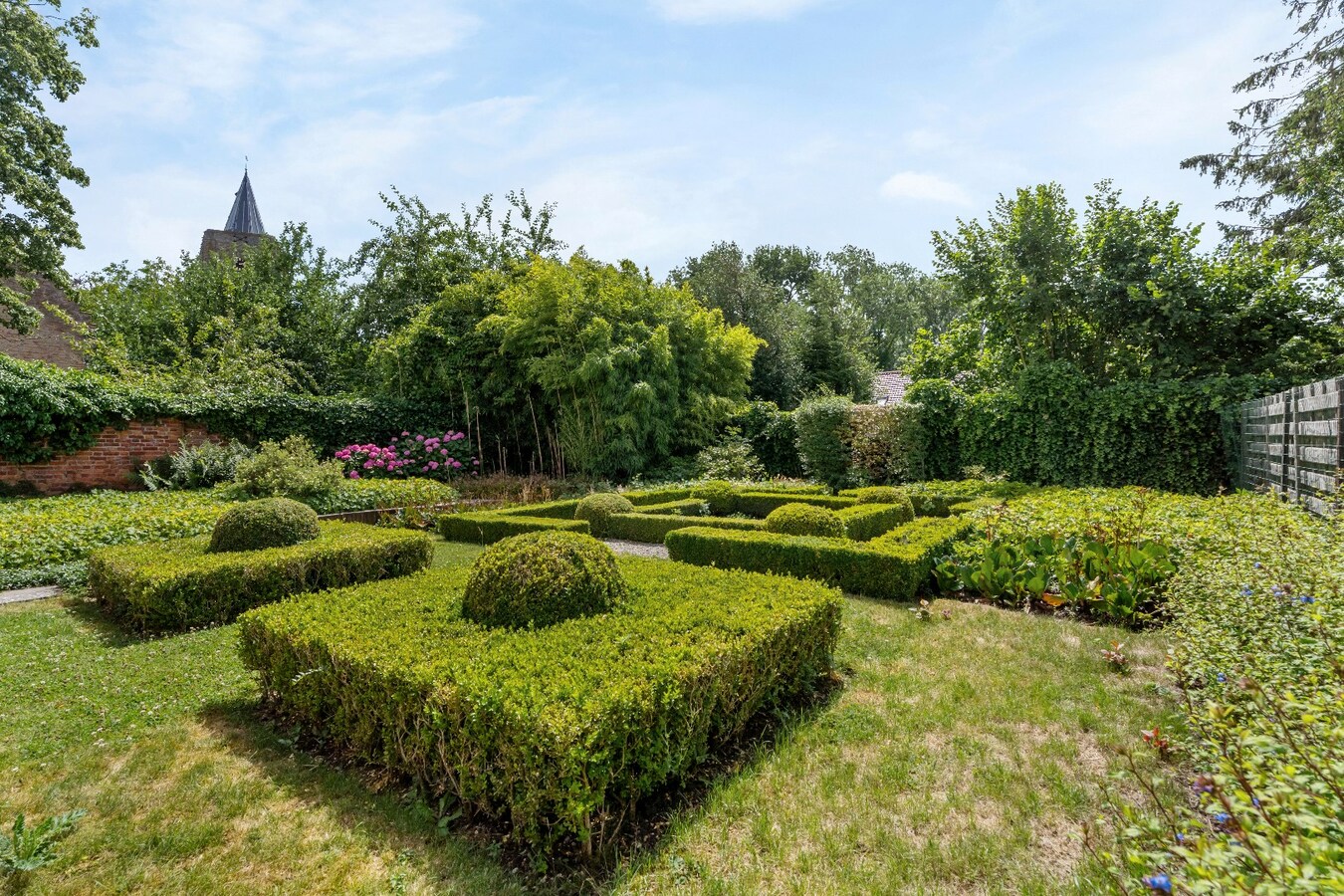Centraal gelegen handels(woning) met garage op 369m² in Merkem! 