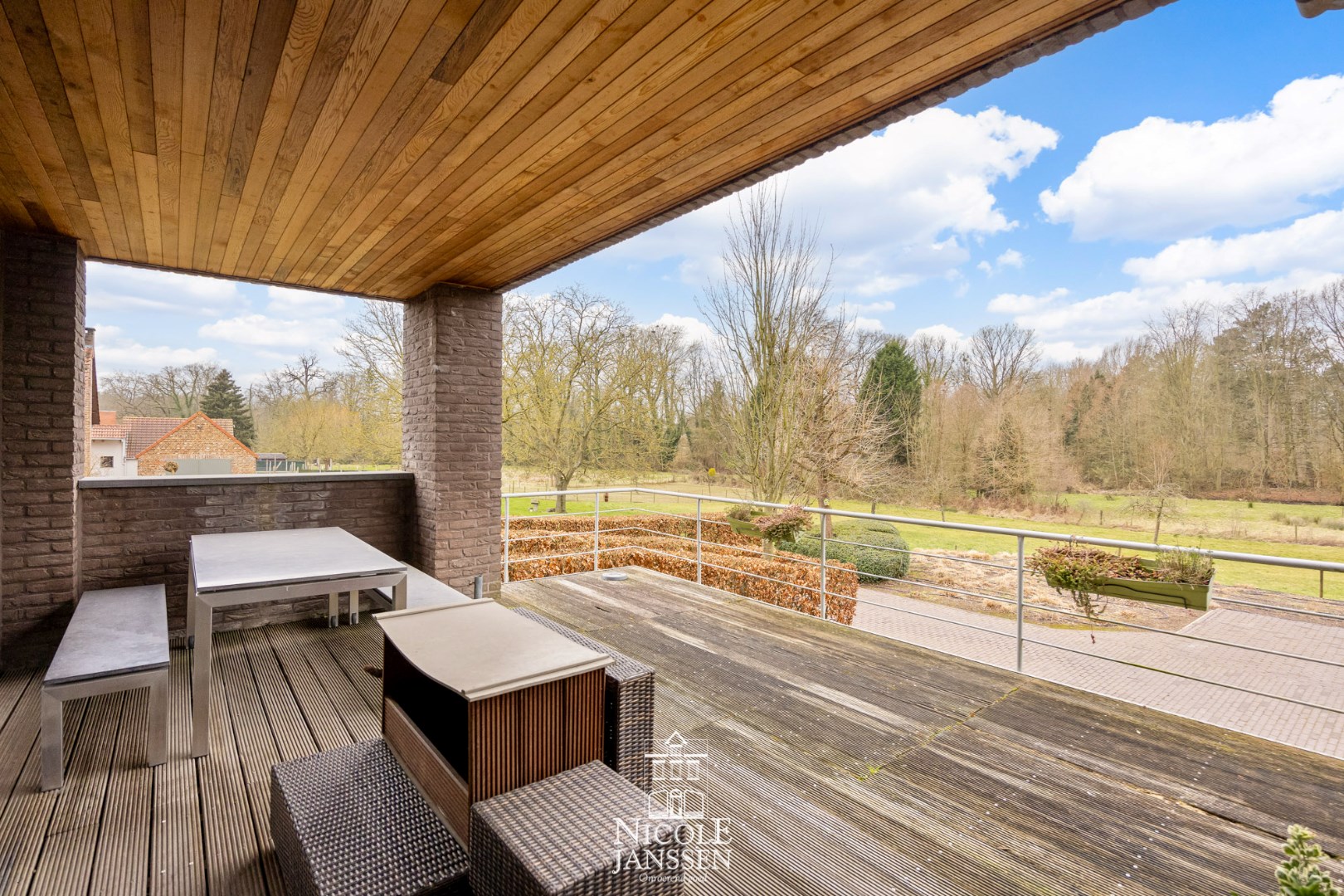 Ruim overdekt terras