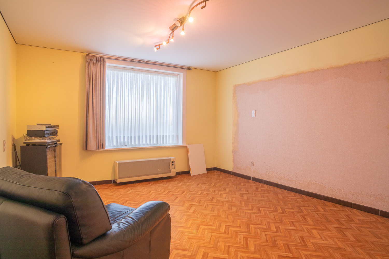 Halfopen woonhuis met grote, zonnige tuin op rustige ligging 