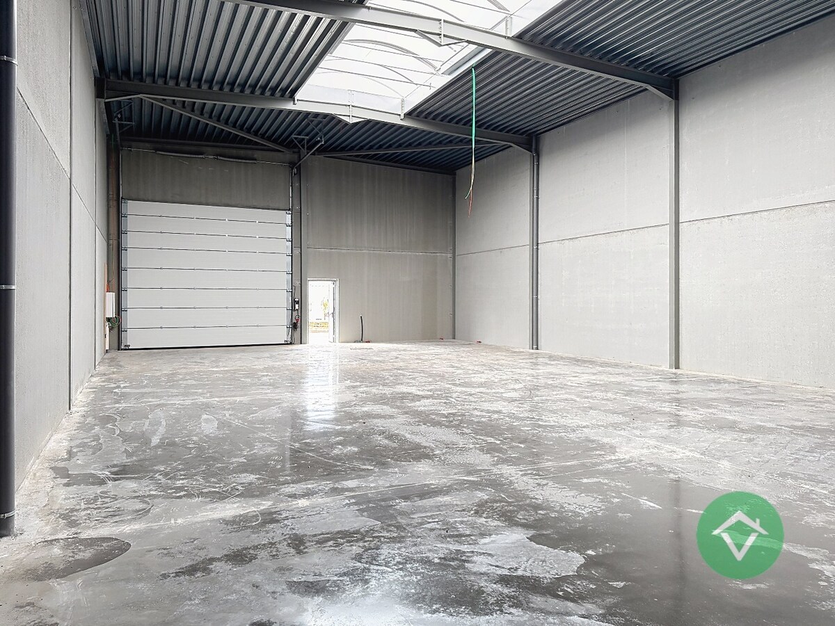 Nieuwbouw loods KMO-UNIT te koop – 256 m² met 1 parkeerplaats inbegrepen op de industriezone te Aartrijke 