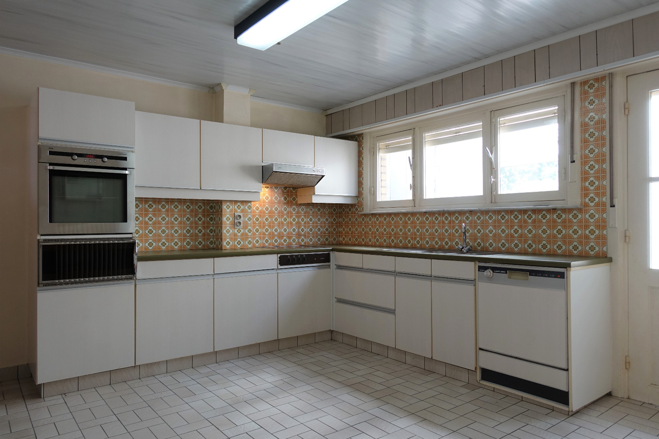 Half-open woning met garage/loods op uitstekende ligging 