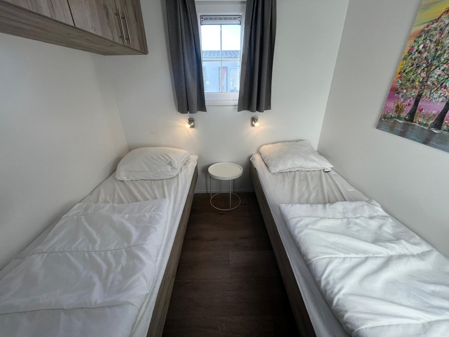 Ontsnap aan de dagelijkse drukte en geniet van een heerlijke vakantie in de te koop aangeboden sfeervolle chalet (nr. 244) op park Duinzicht te Koudekerke! 