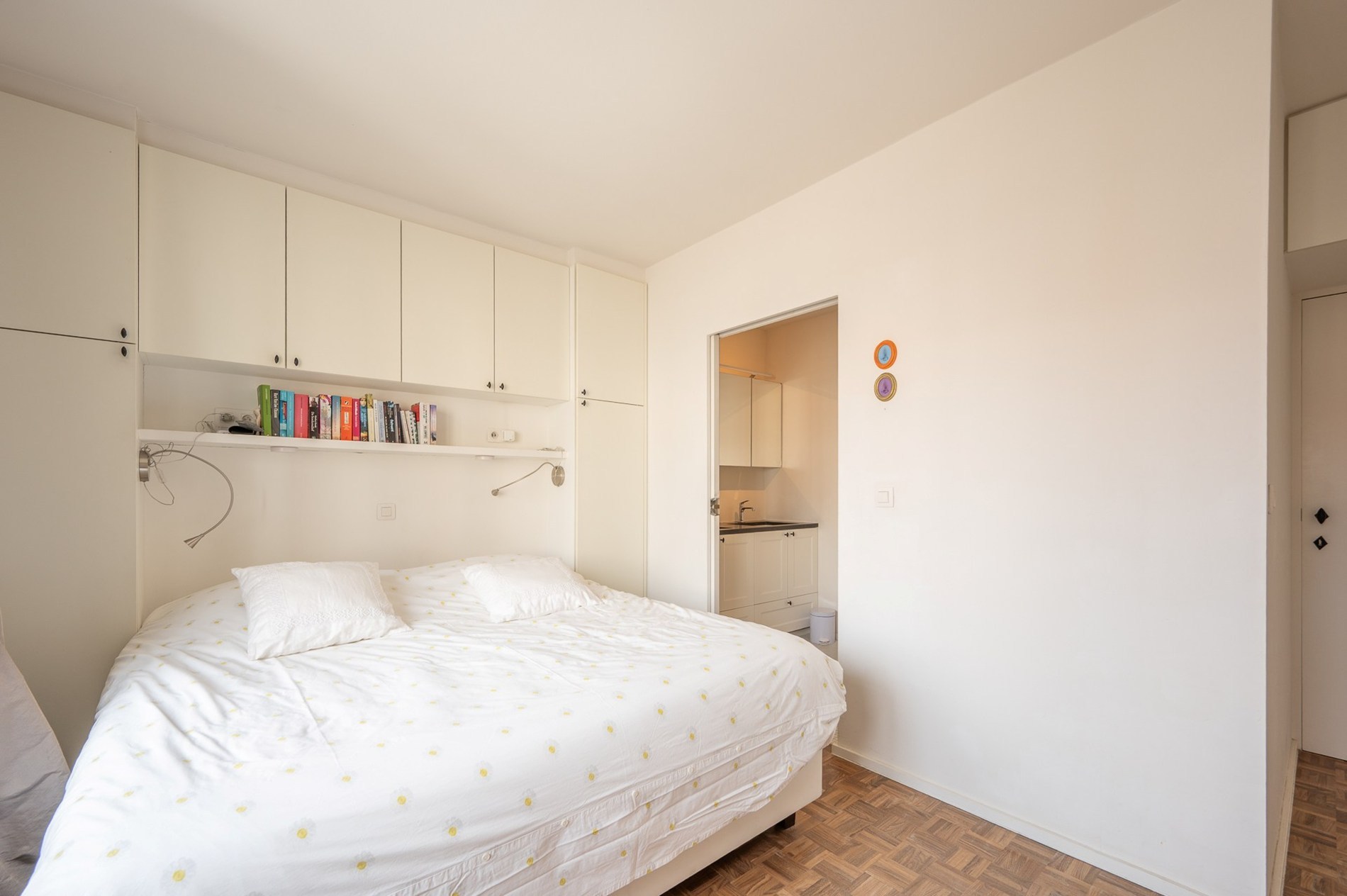 Appartement confortable avec terrasse ensoleillée et vue partielle sur la mer dans un emplacement de premier choix. 