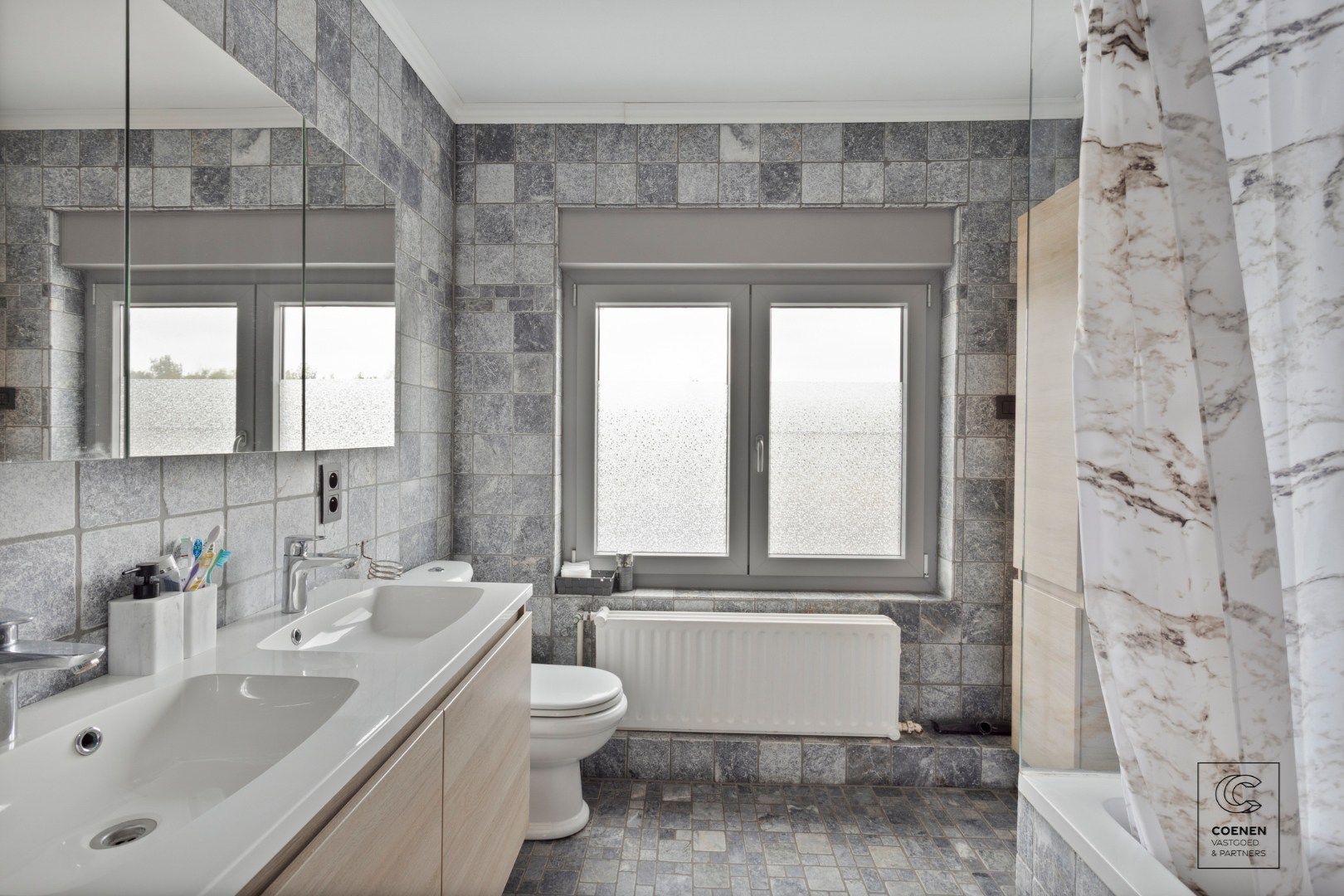 Zeer ruime en instapklare woning van 181 m², 4 slpk's en zeer leuke, zonnige tuin met prachtig uitzicht! 