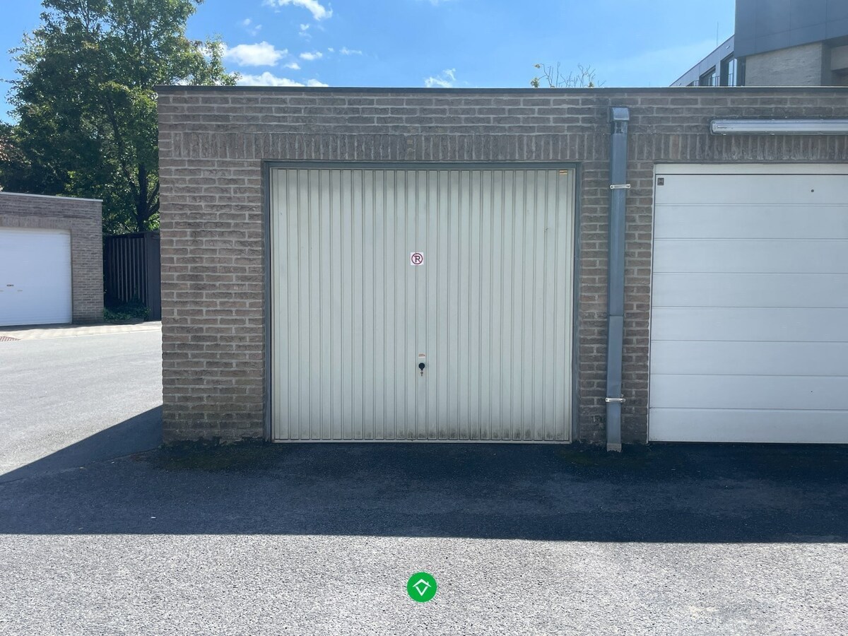 Groot appartement met 2 slaapkamers en garage in centrum Roeselare 