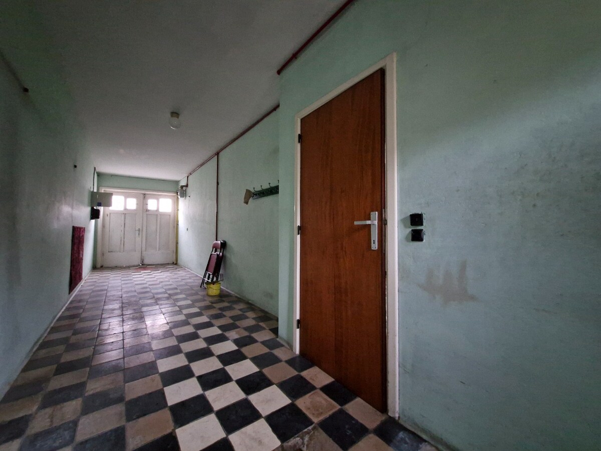 Te renoveren volumineuze gezinswoning met diepe garage in het hart van Knokke. 