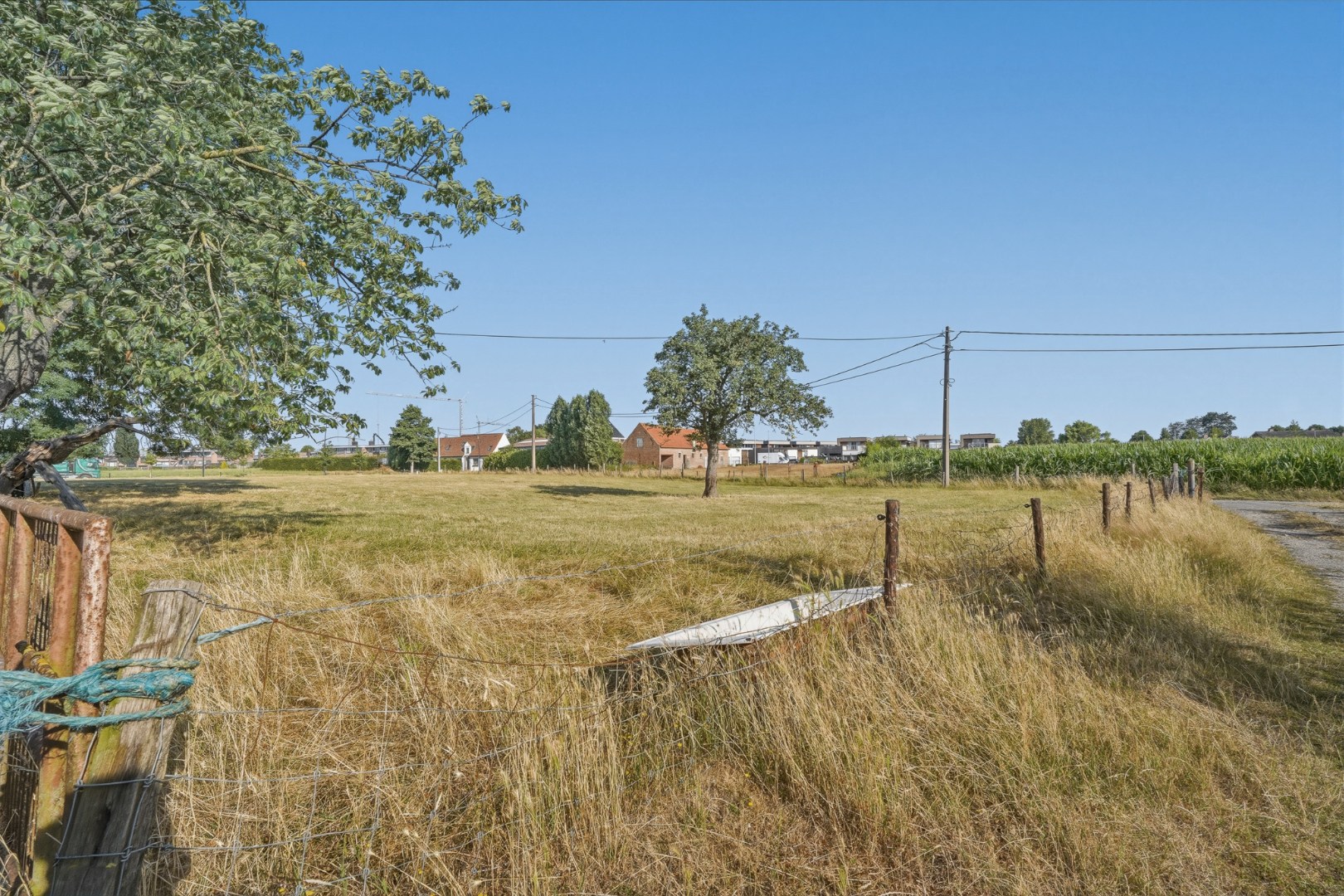 Hoeve "De Roeste Scheure" op een perceel van ca. 12.762 m² te Zedelgem 