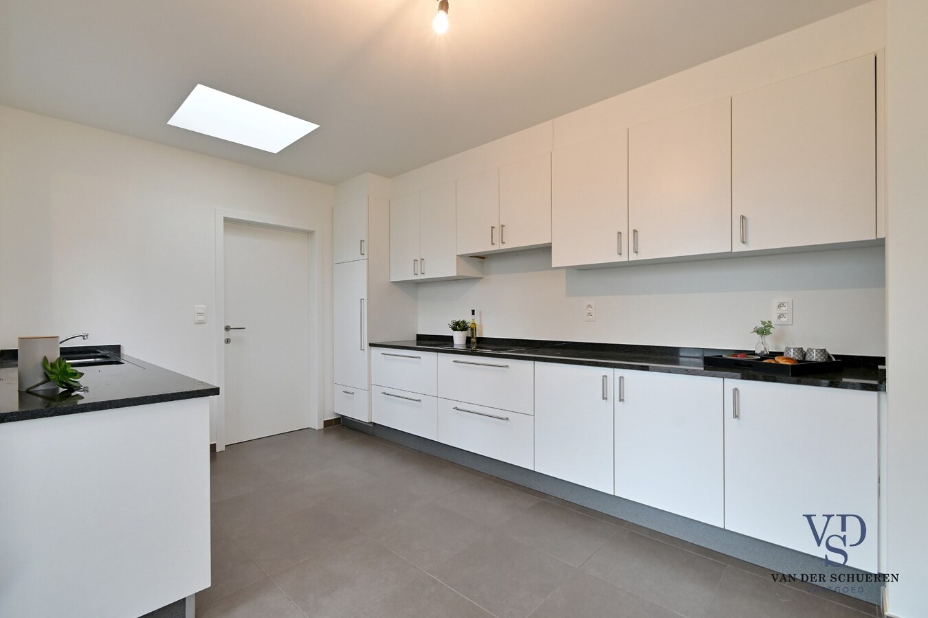 Ruime Half Open, op een commercieel gunstige ligging 