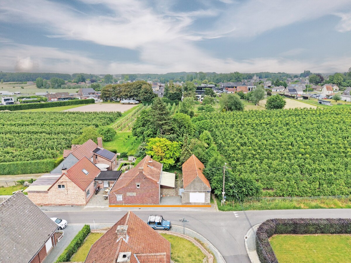 Te renoveren/te slopen woning op 16 are gelegen te Elene 