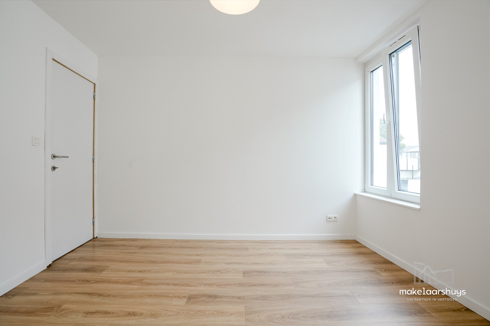 Instapklare gerenoveerde woning in rij met terras, tuin en garagebox 